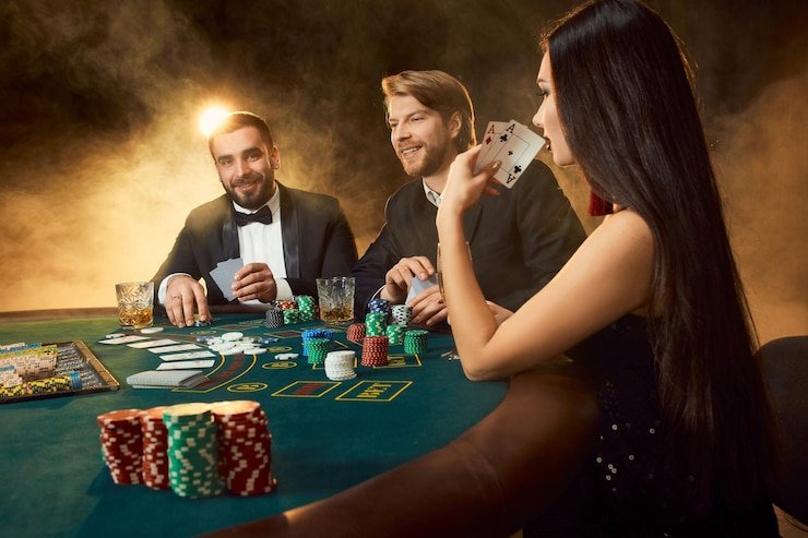 Antarmuka live-dealer di maxwinslot menampilkan blackjack dengan dealer profesional di layar HD